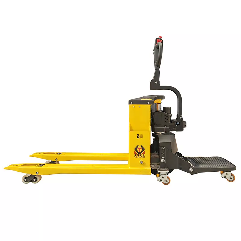 Người lái đứng trên xe tải pallet điện